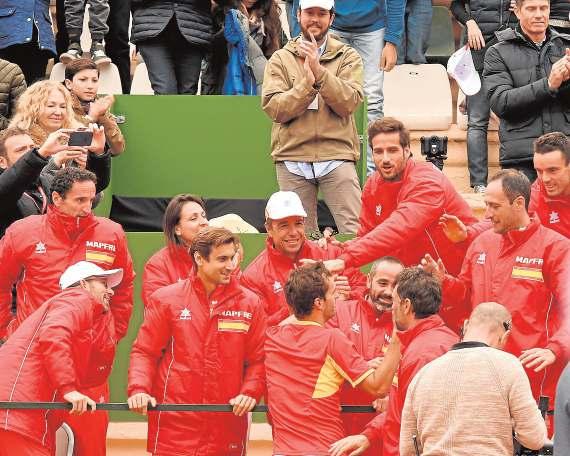 62 SPORT SPAIN-GREAT BRITAIN February 9th to 15th 2018 The Spain players celebrate going through to the next round. :: JOSELE-LANZA Cameron Norrie s stock has risen after the weekend s action.