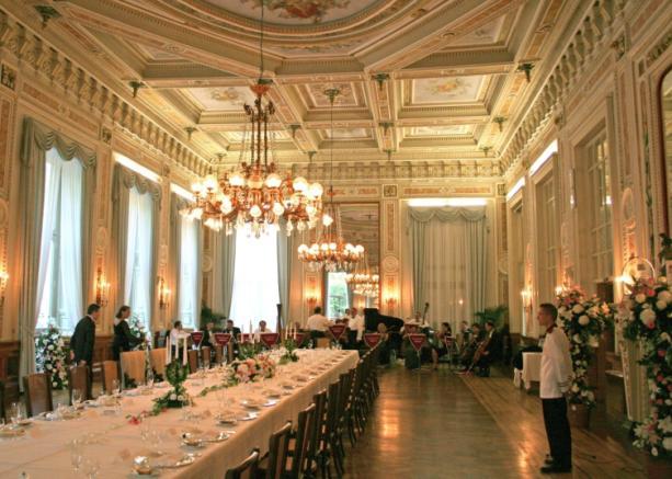 PARTIES AND WEDDINGS A dream wedding in a fabulous place Among the most evocative locations in the charming and romantic town of Bellagio, the Grand Hotel Villa Serbelloni stands out for its elegance