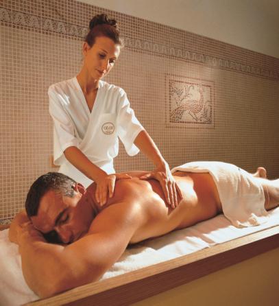 Inside the SPA guests may let themselves be pampered in the original Twin Cabin, ideal for relaxing and romantic couple s treatments.