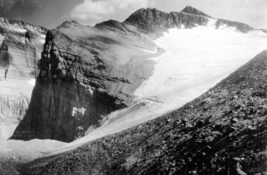The glacier actually extended to the right and over Boulder Pass in 1910. A very different view is evident in 2007.
