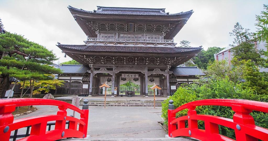 the surrounding region. From Iwaya-ji, enjoy a lovely forest hike to Temple 44 Daiho-ji before returning by bus to Matsuyama in the evening. Stay another night at Dogo Onsen.