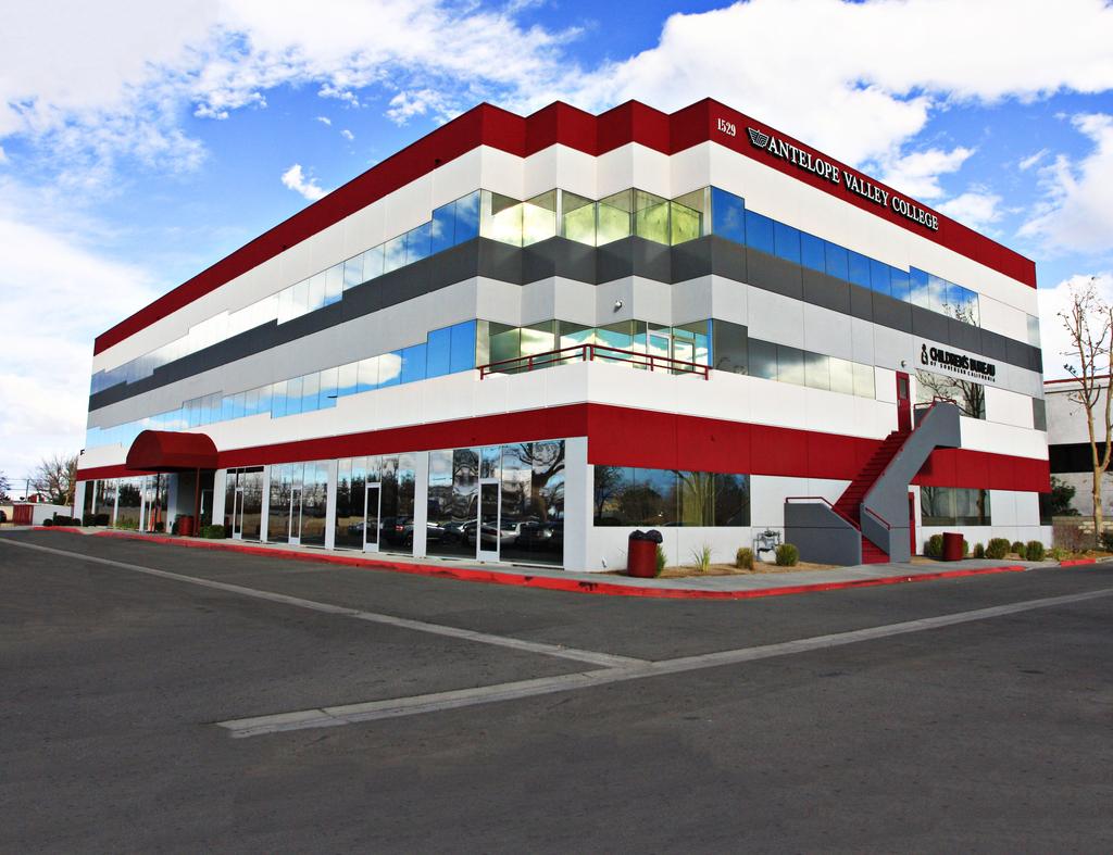 1529 East Palmdale Blvd Palmdale, CA 93550 Fastest Growing Market In Socal Institutional & Government Tenants At Replacement Value 9.