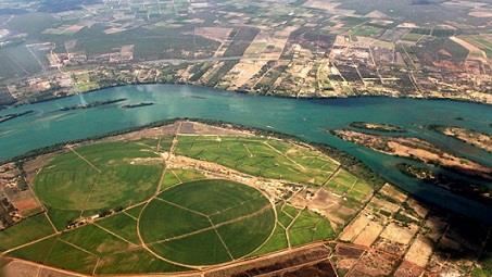 ECONOMY Irrigated agriculture - São Francisco River 220,000 hectares irrigated More