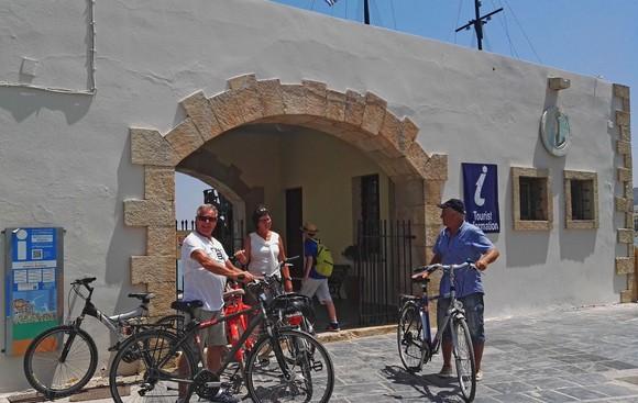 Rethymno welcomes its visitors at the Venetian port Info point Offbeat travel experiences, tours that are eclectic, fun, and still insightful are suggested to our
