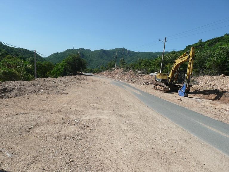 done to widen Highway 702 from Vinh Hy Bay to the existing 4-lane road