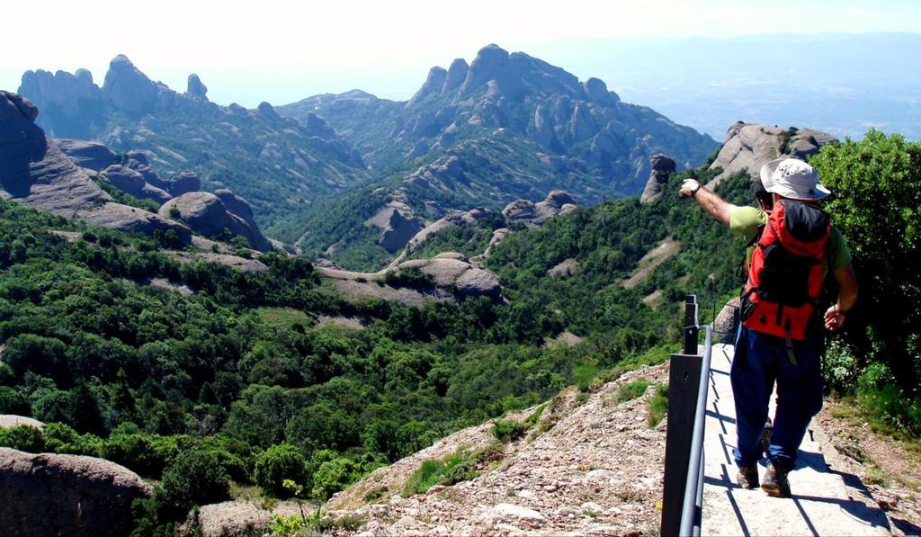9. MONTSERRAT ADVENTURE - FULL DAY Intense, varied and fun tour that allows us to discover the central massif of Montserrat and simultaneously enjoy the verticality without being expert climbers.