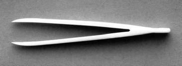 Plastic tweezers These plastic tweezers have heavily ribbed construction. The jaws open 15 mm wide.