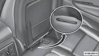 IDENTIFIKACIONI BROJ VOZILA Identifikacioni broj vozila (VIN) se nalazi na pločici koja je smeštena u levom prednjem uglu podloge instrument table, vidljivoj izvan vozila kroz vetrobransko staklo.