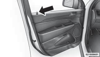 UPOZORENJE! Radi lične sigurnosti i bezbednosti u slučaju sudara, zaključajte vrata vozila pre početka vožnje, kao i kada parkirate vozilo i izađete iz njega.