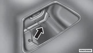 DOLIVANJE GORIVA DIZEL MOTOR 1. Pritisnite prekidač za otvaranje vrata za dolivanje goriva (nalazi se ispod prekidača za prednje svetlo).