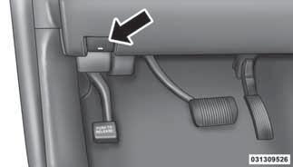 Kada kontakt bravu okrenete u položaj OFF (ISKLJUČENO), vozačevo sedište će se pomeriti oko 2,4 inča (60 mm) unazad ako je bilo 2,7 inča (67,7 mm) ili više ispred zadnjeg graničnika.