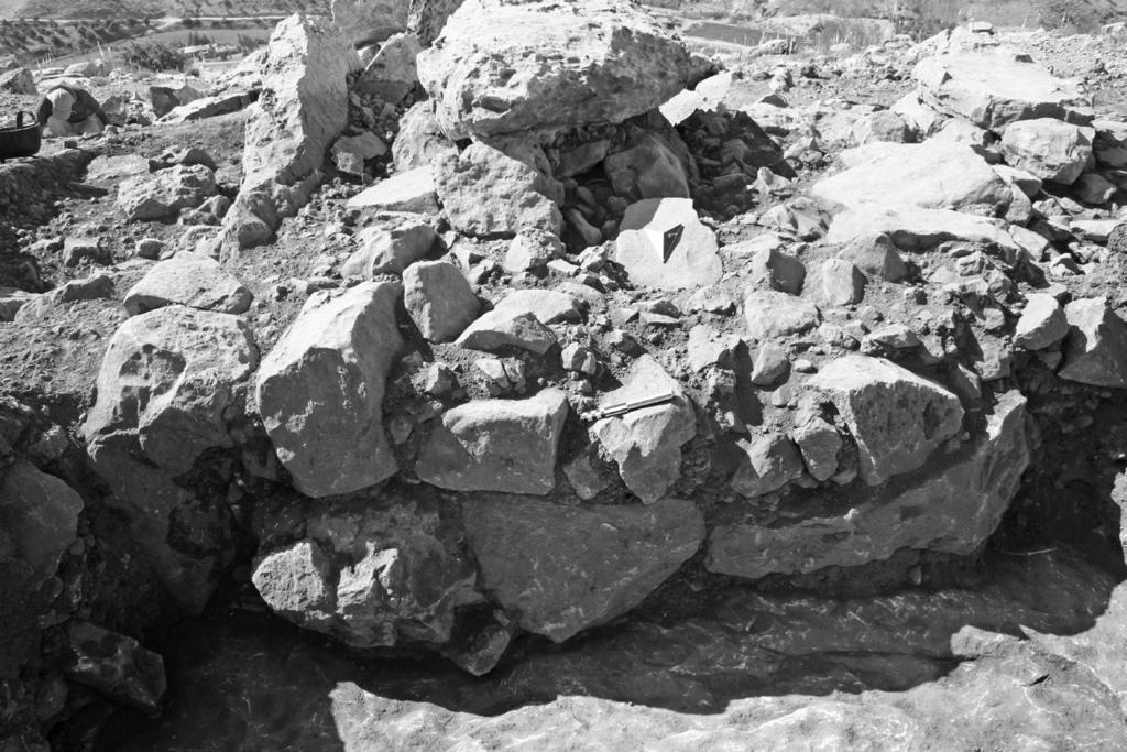 The New Spanish-Italian Expedition to the EB I site of Jebel al-mutawwaq Jordan 1637 Fig. 3. Dolmen no. 321 with the intact tumulus in place, before the excavation of the burial chamber.