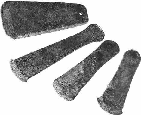 ADAJ 55 (2011) 14. Khirbat al-batråwπ: the four copper axes from the EB IIIB (2500-2300 BC) palace.
