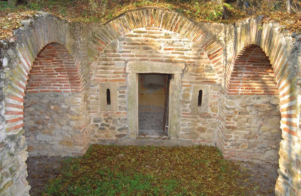 Cultural Monument of great value LATE ROMAN TOMB IN BRESTOVIK Brestovik, place in the municipality of Grocka, is famous to most people for its grapes and other fruits with which this region abounds.