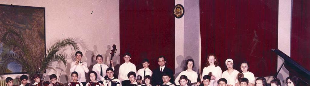 Хор и оркестар на концерту 1971. год. МОЈА ШКОЛА Моја школа носи име по народном хероју Влади Аксентијевићу.
