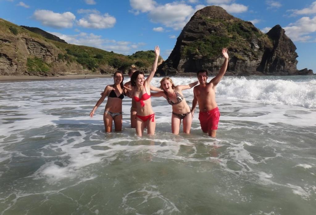 Trip Highlights See all the amazing highlights of New Zealand s North and South Islands in one flexible round trip from Auckland, as you make new friends on this fun Kiwi Discovery!