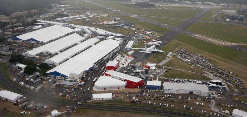 LESSORS DOMINATE There were collective order commitment announcements of over 1,000 during this year s Farnborough air show, and more than 200 option commitments. LCC 11% LEISURE 5% Biz/Gov 0.