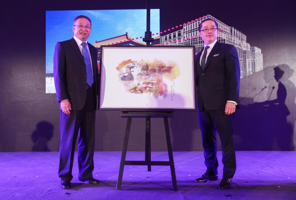 Page 3 Photo Caption 2: Mr Raymond Chow, Executive Director of Hongkong Land (right), presents a gift to Mr Zhang Jiaming, Secretary of CPC Dongcheng District