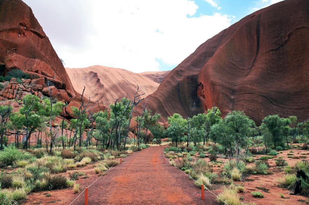 Red Centre Walk With around 50,000 kilometres of spectacular coastline, complete with islands, stunning beaches, fringing reefs and long meandering drives, you ll find millions of places to explore