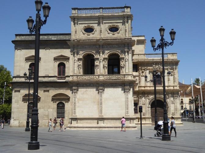 The current one was designed by Rafael Manzano in 1974 and the figure of Mercury that is preserved is anonymous from the 18 th century. It is a Plateresque building from the 16th century.