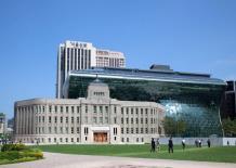 City Hall (Seoul Plaza) (650m) In front of the Seoul City Hall is a large oval shaped lawn called Seoul Plaza.