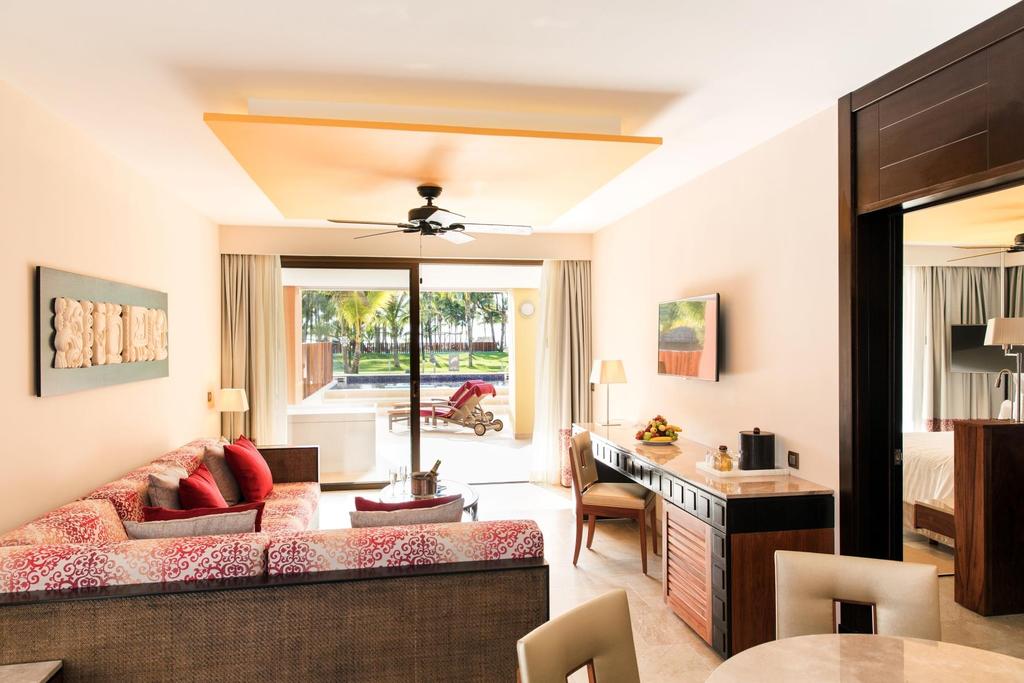 maker, ceiling fan, mini-bar (restocked daily), safe, iron and ironing board, and 110-volt outlets. Guests staying in these rooms have access to Premium Level services and amenities.