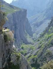 We walk dwn the valley past traditinal pastral huses & finish with an ascent int the village f Stres the highest in Asturias, 1,050m.