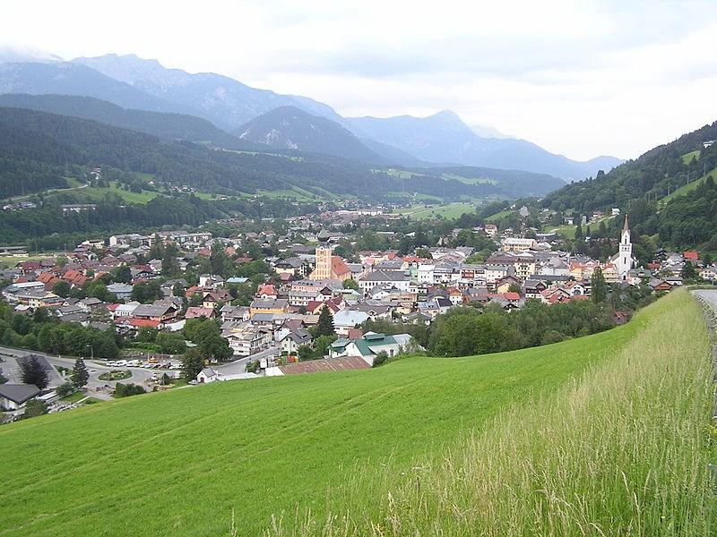 3. Schladming: Image 4: View over Schladming 3.1. Location Schladming is located in a valley in the region of Styria in central Austria. Close to Salzburg, Linz, Graz and Innsbruck.