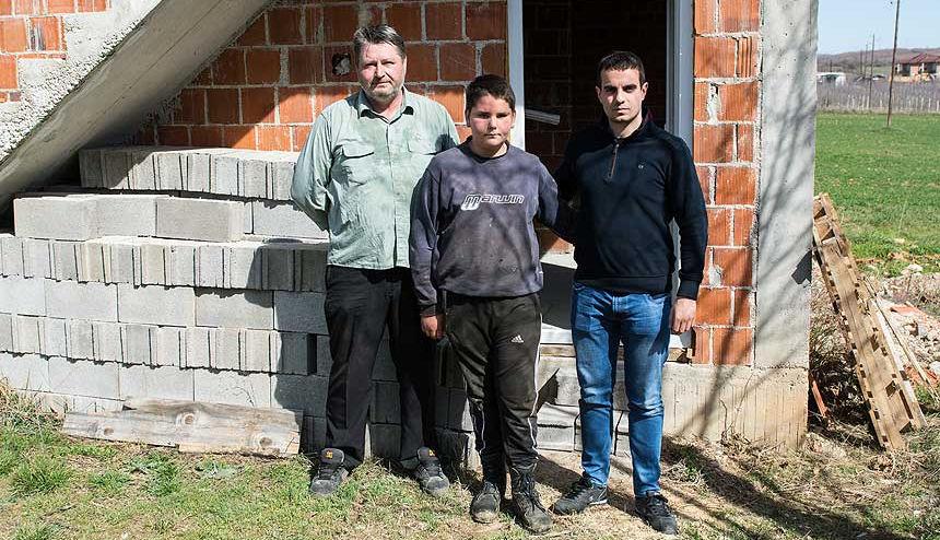 .. Сада породицу чине самохрани отац Зоран и синови Милан (18) и Богдан (13). Обезбеђени су им материјал за струју и канализацију за 700 евра.