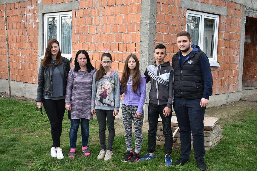 СЗС код Миљановића Чланови Хуманитарне организације Срби за Србе посетили су породицу Миљановић из Грабовца код