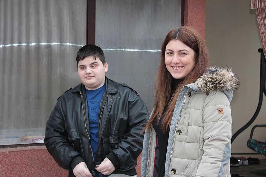 тринаестогодишњем Александру. Ћерке од рођења имају хемипарезу, Ивана је и слепа и креће се тако што се вуче по поду, а сину су због тумора одстрањена оба ока.
