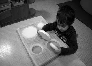 Za dobro prakso Potek igre Otroci vtikajo kroge različnih velikosti v odprtine, ki ustrezajo velikosti kroga.