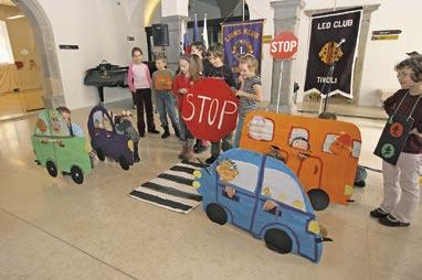 KLUBSKO OGLEDALO Predaja STOP znakov v Mestnem muzeju v Ljubljani VARNOST NAŠIH NAJMLAJŠIH NA ŠOLSKIH POTEH (ne)kulture ter njenih negativnih posledicah, še posebej ko gre za naše najmlajše, člani