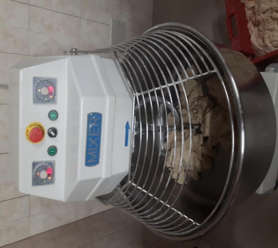 Slika 3. Stroj za miješanje tijesta U stroj se ubacuju svi potrebni sastojci za izradu tijesta- brašno, voda, sol, ulje, kvasac.