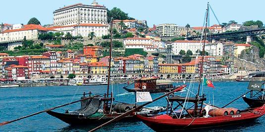 CULINARY TRADITIONS option, enjoy a specially prepared lunch in Oporto s oldest district, where a celebrity chef introduces you to traditional Portuguese specialties.