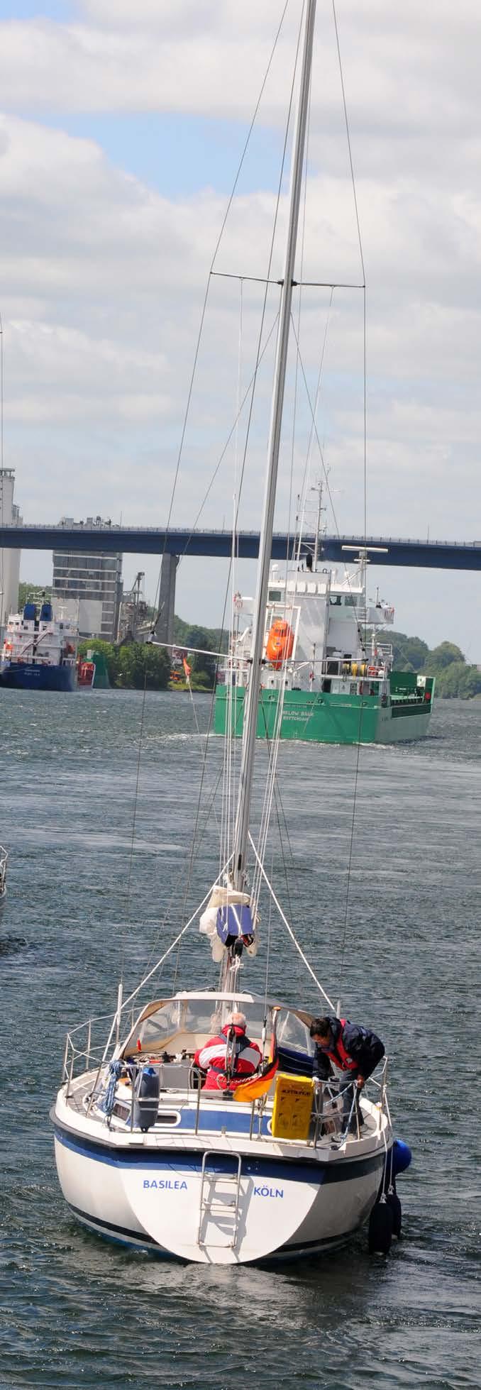 8 Kiel Canal Guidance for operators of recreation craft 9 Light signals Daylight navigation hours (CET) Add one hour during CEST Entering the approaches to the Kiel Canal, the lock approaches and