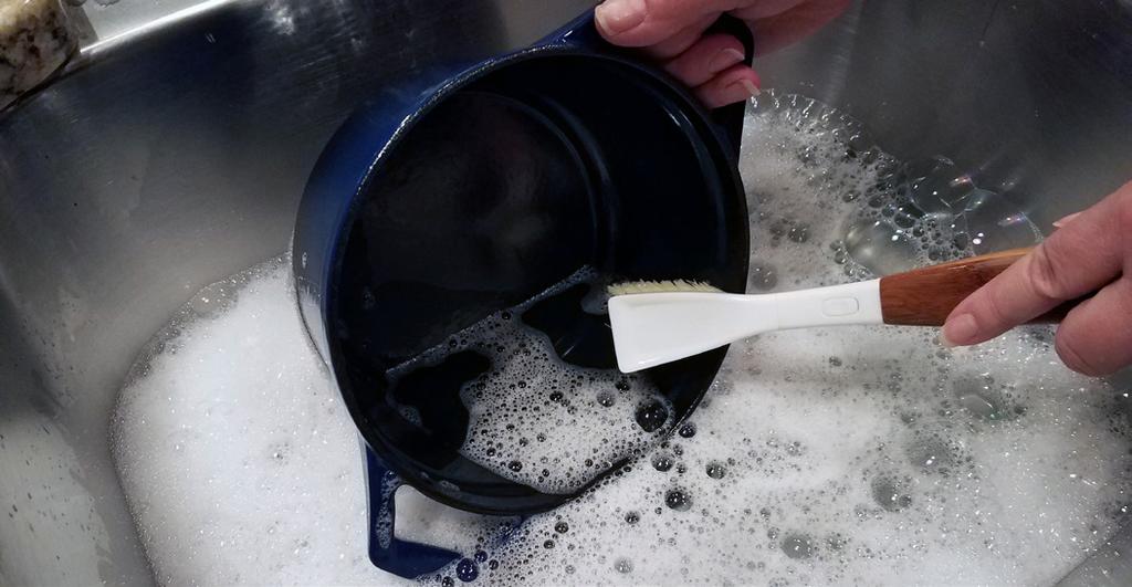 Cleaning Before Using New Cookware Hand-wash cookware thoroughly with hot, soapy water using a nylon brush, a nylon scourer, or a soft clean dish cloth or sponge.