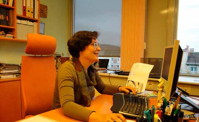 Intervju Dr. Zdenka Čebašek Travnik, ombudsmanka pri delu v svoji pisarni (foto: Nina Mazi) 27. Katere so ključne naloge, ki slovensko zdravstvo čakajo v bližnji in daljni prihodnosti?