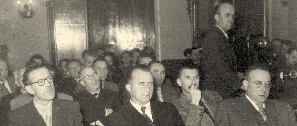 iz zgodovine medicine Srečanje v dvorani Slovenske akademije znanosti in umetnosti. Akademik Tavčar sedi prvi z desne strani.