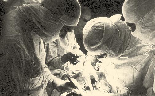kirurške drenaže pri plevralnih empiemih; pri kavernozni tuberkulozi pa pnevmolize, ki so jih opravljali ftiziologi.