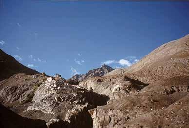 Zanimivo Tipična puščavska pokrajina v Ladaku, kjer zelo redko dežuje, saj včasih je bilo tako. naenkrat postane zelo preprosto.