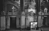 134 sl.1 i 2 Etnografski muzej u Budimpeπti, mjesto odræavanja AVICOM-a 2001. godine Snimio: Miljenko Smokvina Comhaire-Anten iz Kraljevskog muzeja povijesti i lijepih umjetnosti u Bruxellesu.