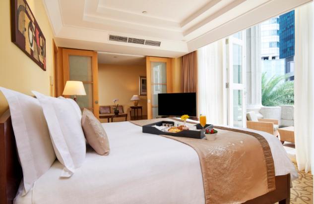 indulgences, before retreating to a well-appointed guestroom overlooking either the splendid Marina Bay or the idyllic Singapore