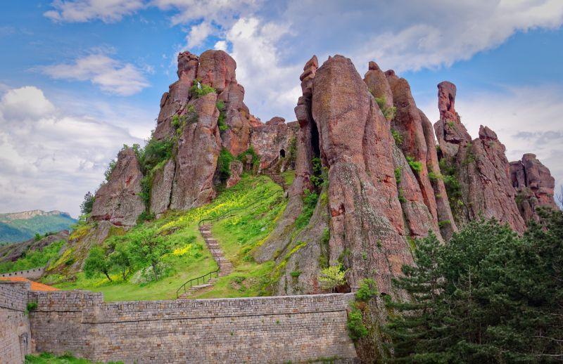 The region is characterised by verdant forests and a wide variety of impressive rock formations including gorges, soaring cliffs, caves and bizarre and beautiful sandstone pillars.