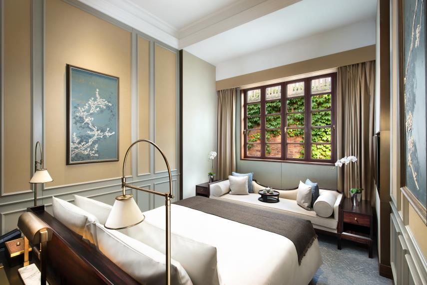 ACCOMMODATION Capella Shanghai, Jian Ye Li offers 55 shikumen villas and 40 luxurious residences. The one-, two- and three-bedroom shikumen villas range in sizes from 111 sqm to 251 sqm.