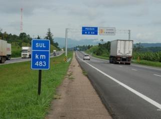 6 km of the BR 101/RJ between the cities of Macaé and Campos de