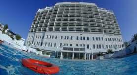 Mercure Grand **** Doha In Doha's business area, a 10-minute walk from Souq Waqif, the