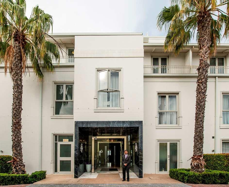 overnight in Queen Victoria Hotel in a Deluxe room on a BB basis What sets the Queen Victoria Hotel apart from other hotels at the world-renowned V&A Waterfront is undoubtedly its position.