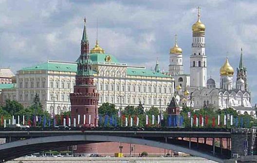 This morning enter the Kremlin for a visit to the Armoury Museum to view its collection of opulent coronation finery, hand-forged armour and weapons, royal carriages and sleighs.