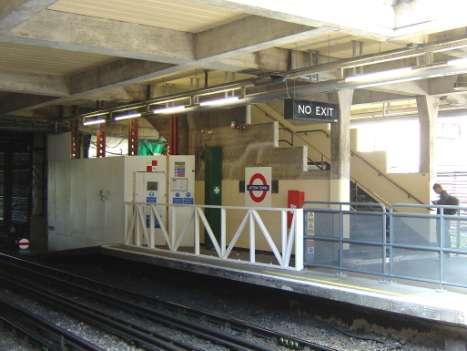 The panels above frieze level have been removed prior to recabling on the Jubilee Line platforms.